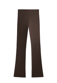 Barna, bő szárú nadrág rugalmas anyagból, sima textúrával és széles derékpánttal, letisztult, minimalista dizájnnal.