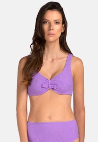 Fioletowy zestaw bikini z teksturowanej tkaniny. Biustonosz ma detal w postaci kokardy na środku, podczas gdy majtki mają gładkie wykończenie.