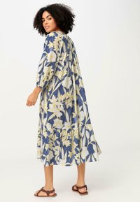 Blumenmuster, knielanges Kleid in Blau und Gelb, mit langen Ärmeln, gerafftem Ausschnitt und schichtmäßigem Saum in lockerer Passform.