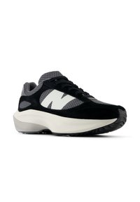 Sneaker sportiv negru și gri, realizat din materiale din plasă și suede, având un logo alb al brandului, talpă amortizantă și talpă exterioară din cauciuc texturat.