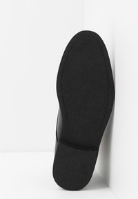 Pier One Šněrovací kotníkové boty - black