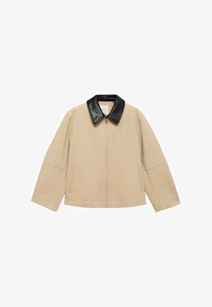 Beige jas met een zwarte faux leren kraag, ritsluiting en twee zijzakken; heeft een boxy ontwerp en brede mouwen.