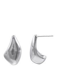 Orecchini in metallo argento con una forma curva e organica; finitura lucida, superficie liscia e gancio a filo per il fissaggio.