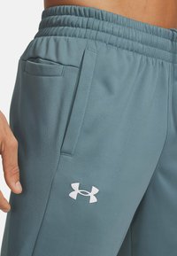 Under Armour ARMOUR FLEECE - Trainingsbroek - jasper blue