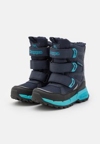Stivali invernali blu navy con tre fascette regolabili in velcro, tessuto testurizzato, accenti turchesi a contrasto e suole nere robuste.