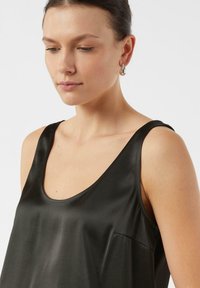 Schwarzes Satin-Trägershirt mit rundem Ausschnitt, breiten Trägern, leichtem Glanz und einer kleinen Tasche vorne.