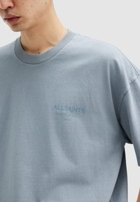 AllSaints UNDERGROUND CREW - T-shirt imprimé - dusty blue
