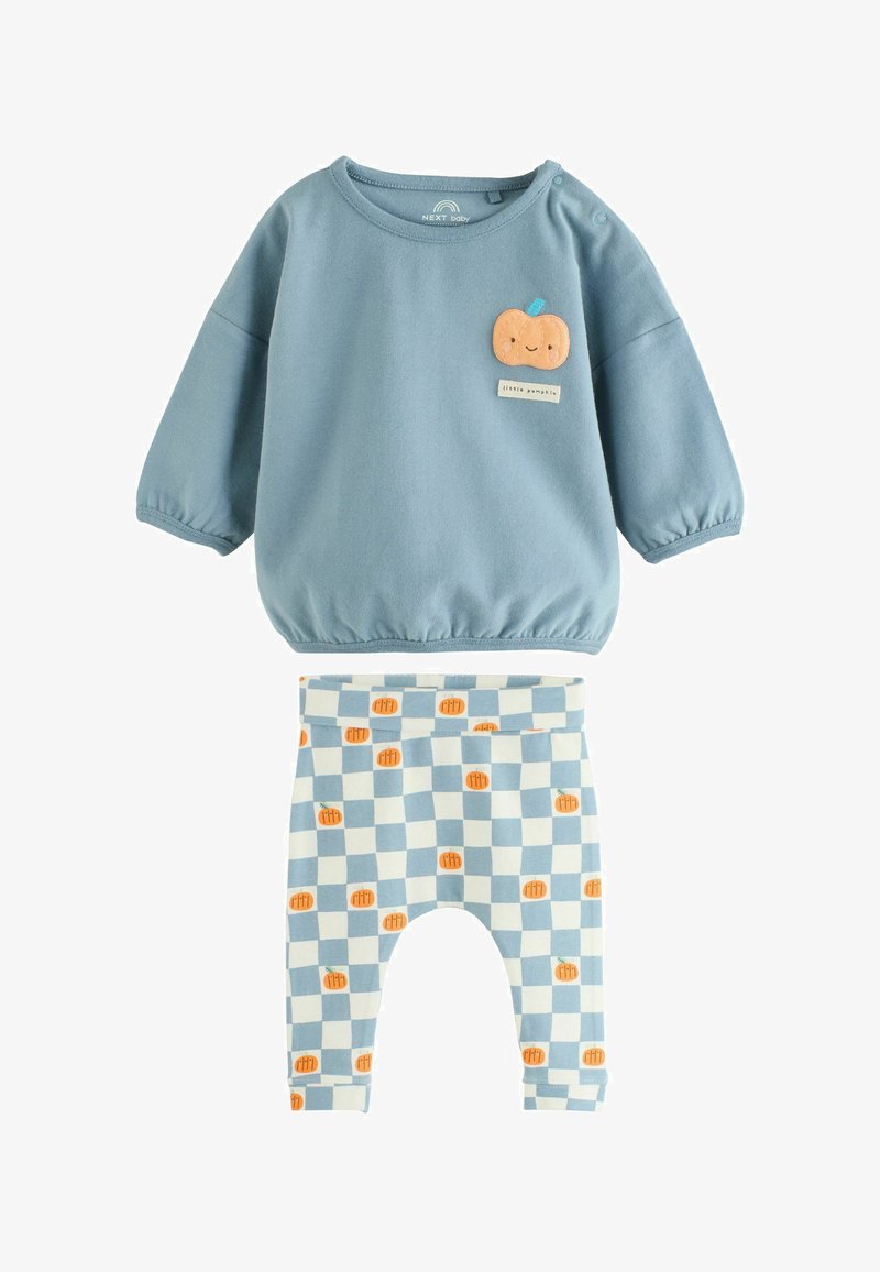 Haut bébé bleu à manches longues avec une petite citrouille souriante et un pantalon à carreaux bleu et blanc assorti avec des motifs de citrouilles orange.