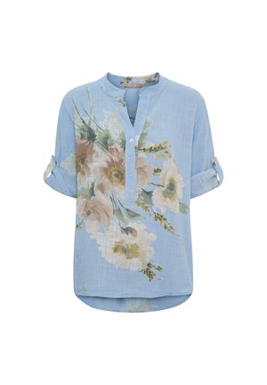 Lyseblå bluse med op-rullede ærmer, knapstolpe og stort beige og hvidt blomsterprint foran.