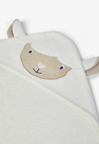 Asciugamano per neonati con cappuccio realizzato in morbido tessuto di spugna bianco. Caratterizzato da un viso di pecora ricamato con accenti beige e orecchie a forma di lembo. Bordo liscio.