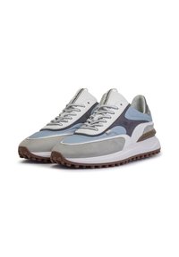 Schnürsportschuhe aus einer Mischung von grauen, hellblauen und weißen Materialien, mit Wildleder- und Mesh-Oberflächen, einer Gummisohle und einem auffälligen Fersendetail.