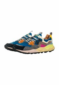 Sneaker multicolori con un upper blu, grigio e giallo, materiali in suede e mesh, lacci bianchi e suola in gomma testurizzata.