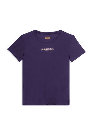 T-shirt corto viola in materiale morbido, con scollo rotondo e stampa frontale del nome del marchio "FREDDY" in un colore a contrasto.