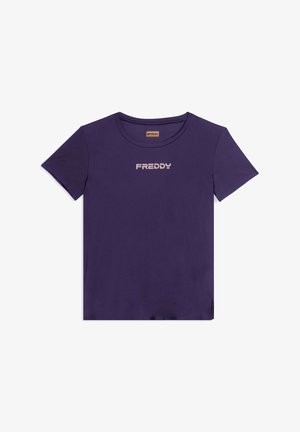 T-shirt corto viola in materiale morbido, con scollo rotondo e stampa frontale del nome del marchio "FREDDY" in un colore a contrasto.