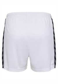 Weiße Sportshorts mit schwarzen seitlichen Streifen, die ein geometrisches Muster aufweisen, elastischem Bund und minimalem Branding auf der unteren rechten Seite.