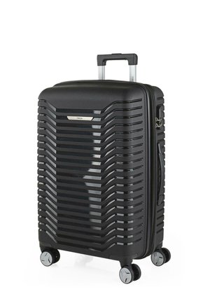 Maleta rígida negra con un acabado mate, diseño acanalado, asa retráctil, cuatro ruedas giratorias y detalles de hardware en plata.