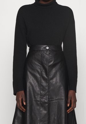 Schwarzer Rollkragenpullover kombiniert mit einem schwarzen Lederrock, der vorne mit Knöpfen verschlossen wird und eine glatte Textur aufweist. Einfaches, figurbetontes Design.