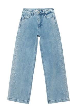 - Wide leg