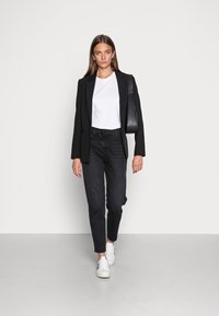 Calvin Klein Jeans MOM JEAN - Calças de ganga de corte relaxado - denim black