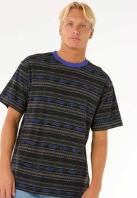 Sort og grå mønstret t-shirt med blå accenter, der har geometriske designs og en blå rund hals. Korte ærmer og afslappet pasform.