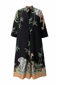Schwarzes Kleid mit kurzen Ärmeln, das ein Muster aus Tieren und Palmenblättern zeigt. Bemerkenswerte Illustrationen umfassen Elefanten, Giraffen und Tiger.