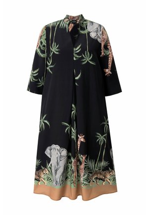 Robe noire à manches courtes, avec un motif animal et des feuilles de palmier. Les illustrations notables incluent des éléphants, des girafes et des tigres.