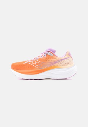 Chaussure de course orange et rose avec une semelle blanche épaisse, une tige en mesh respirant et un logo réfléchissant sur le côté, présentée sur fond blanc.