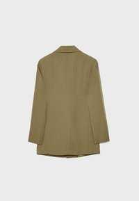 Veste blazer ajustée vert olive à manches longues et col à revers, vue de dos sur un fond uni.