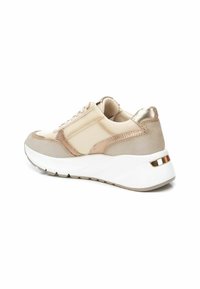 Zapatillas en beige y dorado claro con parte superior de gamuza y cuero texturizados. Suela blanca elevada con un acento metálico en el talón.