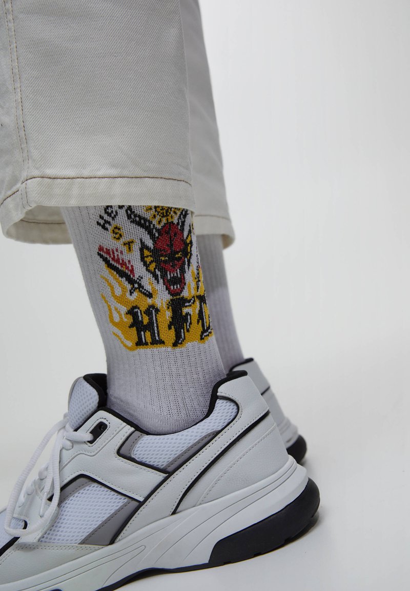 PULL&BEAR HELLFIRE CLUB STRANGER THINGS Sokken white/wit Zalando.nl