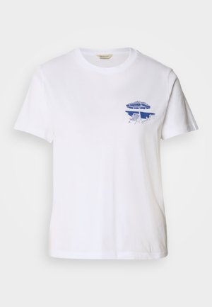 Witte katoen t-shirt met een blauw grafisch ontwerp van een ligstoel en parasol op de linkerborst, ronde ronde hals, korte mouwen.