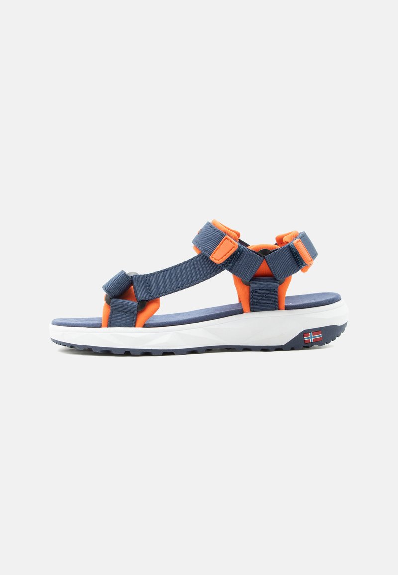 Sandale de randonnée bleu marine et orange avec des brides ajustables en Velcro et une semelle blanche ornée d'un petit logo de drapeau norvégien.
