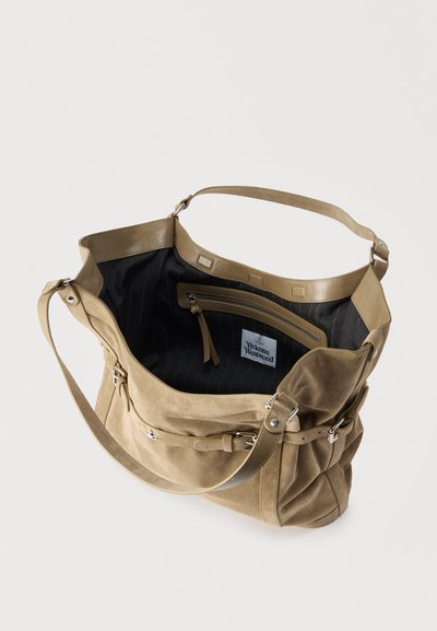 Τσάντα ώμου από σουέντ σε χρώμα ταμπά με ρυθμιζόμενο λουράκι, εσωτερική μαύρη επένδυση, τσέπη με φερμουάρ και ετικέτα Vivienne Westwood στο εσωτερικό.