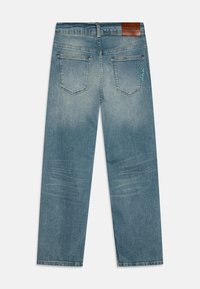 Lichtblauwe denim jeans met een rechte pijp, voorzien van twee achterzakken en contrasterende stiksels. Bruin leren taillebandlabel.