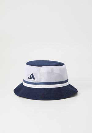 Námorně modrý klobouk typu bucket s bílou síťovinovou vrchní částí, vybavený bílým páskem a jemnými tmavě modrými akcenty, navržený pro lehké pohodlí.