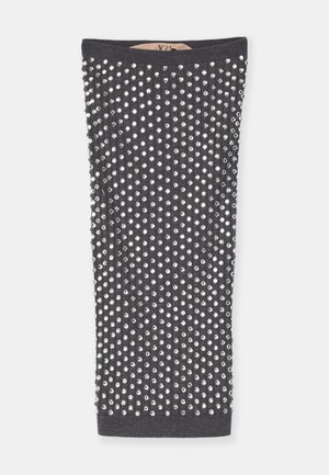 Top de tubo gris carbón adornado con piedras de strass plateadas en un patrón de cuadrícula, con una textura acanalada y un interior suave.