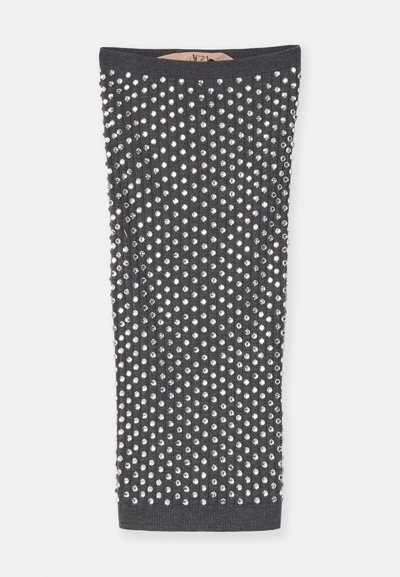 Črno-siva tube majica okrašena s srebrnimi kamni v vzorcu mreže, z rebrastim teksturo in gladkim notranjim delom.