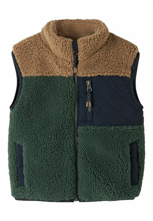 Veste sherpa sans manches avec col marron et partie supérieure de la poitrine, corps vert foncé, fermeture éclair devant et poche poitrine zippée sur panneau matelassé bleu marine.