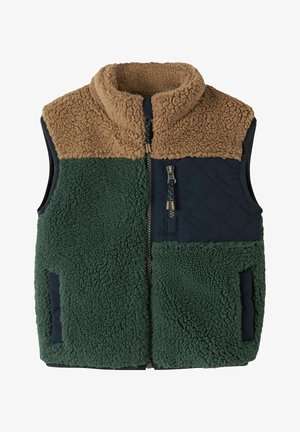 Veste sherpa sans manches avec col marron et partie supérieure de la poitrine, corps vert foncé, fermeture éclair devant et poche poitrine zippée sur panneau matelassé bleu marine.