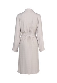 Šviesiai pilkas vonios apsiaustas, pasižymintis tekstūruotu audiniu, ilgomis rankovėmis, šalikiniu apykakle ir diržu juosmeniui.