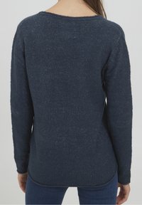 Maglione blu scuro realizzato in tessuto a maglia testurizzato, con maniche lunghe, scollatura rotonda e orlo posteriore leggermente più lungo.