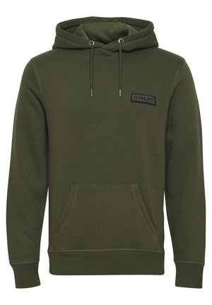 Grønn bomull hettegenser med frontlomme, justerbar snorhett og et rektangulært svart merke med "11 PROJECT" brodert på brystet.