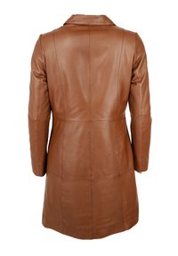 Bruine leren jas met een getailleerd ontwerp, lange mouwen en een geprofileerde kraag. Heeft naaddetails op de rug en een soepele textuur.