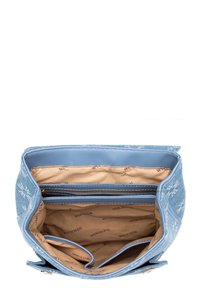 Denim-Handtasche in Hellblau mit strukturierten Oberflächen, ausgestattet mit einem beigen Innenfutter, einem Reißverschlussfach und mehreren Fächern zur Organisation.