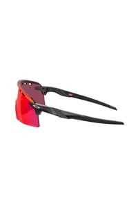 Occhiali da sole sportivi con una montatura nera elegante, lenti rosse specchiate e dettagli testurizzati sulle aste per una presa e uno stile migliorati.