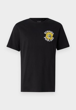 Zwarte katoenen t-shirt met korte mouwen, met een gele zonnebloemafbeelding en de tekst "SUNNIES POOL BAR" op de linkerkant van de borst.