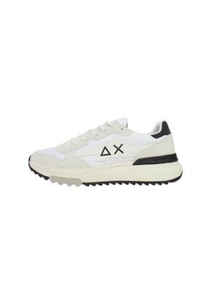 Baskets de course pour hommes avec un dessus en mesh blanc, des accents gris clair, un détail de talon noir et une semelle en caoutchouc texturé avec un motif de semelle prononcé.