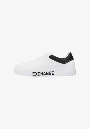 Witte sneaker met een textuurleer bovenwerk, zwarte accenten op de hiel en het "EXCHANGE" logo in vet zwart op de zijkant gedrukt.