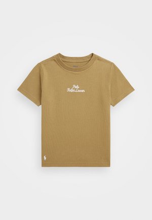 Brun t-shirt med korte ærmer med hvid "Polo Ralph Lauren" tekst i midten og lille hvidt logo nær den nederste kant på ensfarvet baggrund.