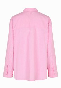 Camicia a maniche lunghe in tessuto rosa chiaro. Presenta un colletto classico, polsini con bottoni e una texture liscia con un design semplice.